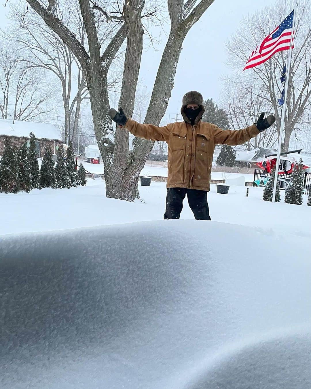 デイブ・クーリエのインスタグラム：「Most of the USA is up to their knees in snow today. Men say it’s about 6 to 10 inches. Women say it’s more like 3 to 4. #cutitout #snowday #puremichigan」