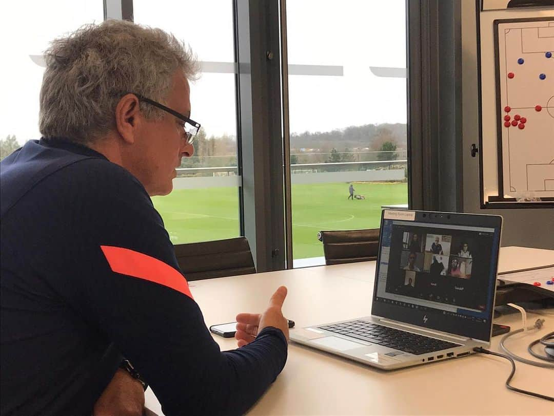 ジョゼ・モウリーニョのインスタグラム：「So pleased to finally meet some of the participants of the @SpursOfficial To Care Is To Do programme. It is a pleasure to be an ambassador for this great project and to answer some of your questions. I hope you found my advice useful and I look forward to the next session」