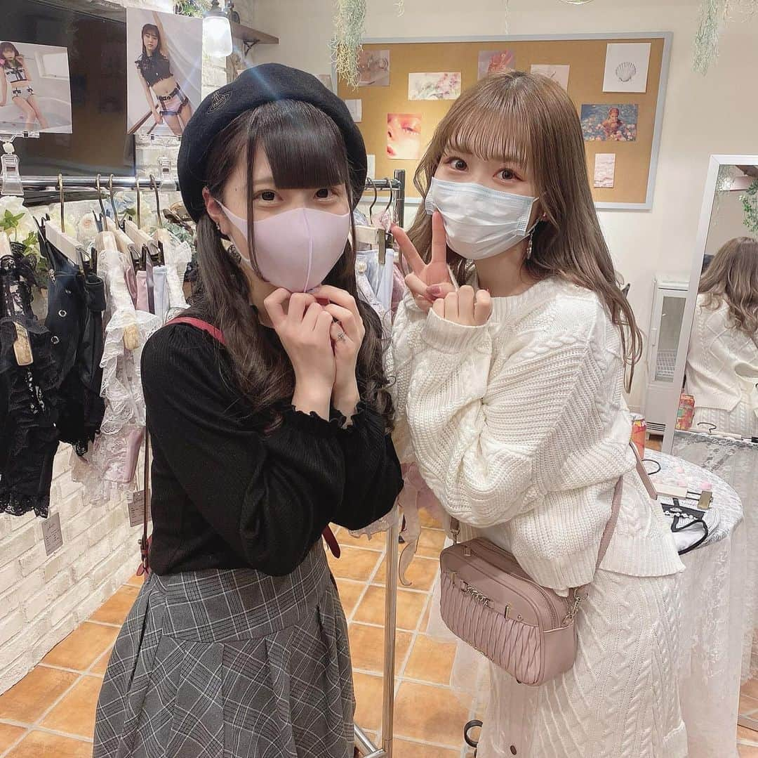 茉井良菜さんのインスタグラム写真 - (茉井良菜Instagram)「.﻿ 𓂃𓂃♥ .﻿ ﻿ Swankissさん(@swankiss_official ) の展示会に凛ちゃんといってきたよ〜！﻿ ﻿ お洋服全部超可愛かった、、🥺🤍🤍﻿ しかも好みのばっかり、、、﻿ 春夏はやっぱいいな〜早く来て〜😂🤍﻿ ﻿ お洋服も居る女の子もスタジオも﻿ 全部全部可愛くて幸せ空間だった🧸♡﻿ 一緒に写真撮ったひなさん可愛すぎ🥺デザイン天才🥺🤍 ﻿ 何点か注文したから届くの楽しみ♡﻿ 早く着てるとこ見せたいな〜！﻿ お揃いしたい🌷﻿ ﻿ ﻿ . ♥︎ 𓂃𓂃﻿ ﻿ ﻿」2月16日 23時38分 - yonsuchan