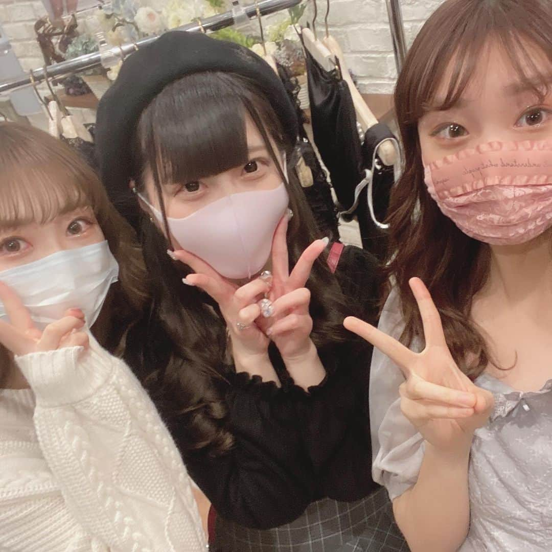 茉井良菜さんのインスタグラム写真 - (茉井良菜Instagram)「.﻿ 𓂃𓂃♥ .﻿ ﻿ Swankissさん(@swankiss_official ) の展示会に凛ちゃんといってきたよ〜！﻿ ﻿ お洋服全部超可愛かった、、🥺🤍🤍﻿ しかも好みのばっかり、、、﻿ 春夏はやっぱいいな〜早く来て〜😂🤍﻿ ﻿ お洋服も居る女の子もスタジオも﻿ 全部全部可愛くて幸せ空間だった🧸♡﻿ 一緒に写真撮ったひなさん可愛すぎ🥺デザイン天才🥺🤍 ﻿ 何点か注文したから届くの楽しみ♡﻿ 早く着てるとこ見せたいな〜！﻿ お揃いしたい🌷﻿ ﻿ ﻿ . ♥︎ 𓂃𓂃﻿ ﻿ ﻿」2月16日 23時38分 - yonsuchan