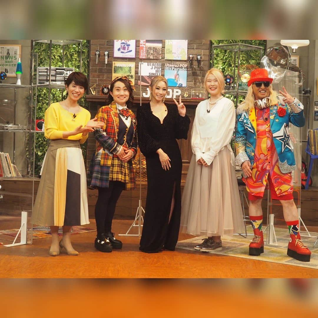 倖田來未さんのインスタグラム写真 - (倖田來未Instagram)「.﻿ 本日、NHKさんの「歌える！J-POP 黄金のヒットパレード決定版！」の収録へ行ってきましたー！！﻿ ﻿ キンタローさんや廣瀬アナの恋バナに大盛り上がり！笑﻿ ﻿ そして！！﻿ 今回ハラミちゃんとの初コラボ❤️﻿ とっても感情をピアノにのせて、「愛のうた」を弾いてくれました！！﻿ 感動しちゃいましたーー！﻿ オンエアが楽しみです！！﻿ ﻿ #CD #いただいちゃいました！ #ありがとー！ #DJKOOちゃんパイセン #歩くパワースポット #パワーいただきました！ #NHK #kodakumi #倖田來未 #衣装 #escadao #louboutinworld」2月16日 23時39分 - kodakumi_official