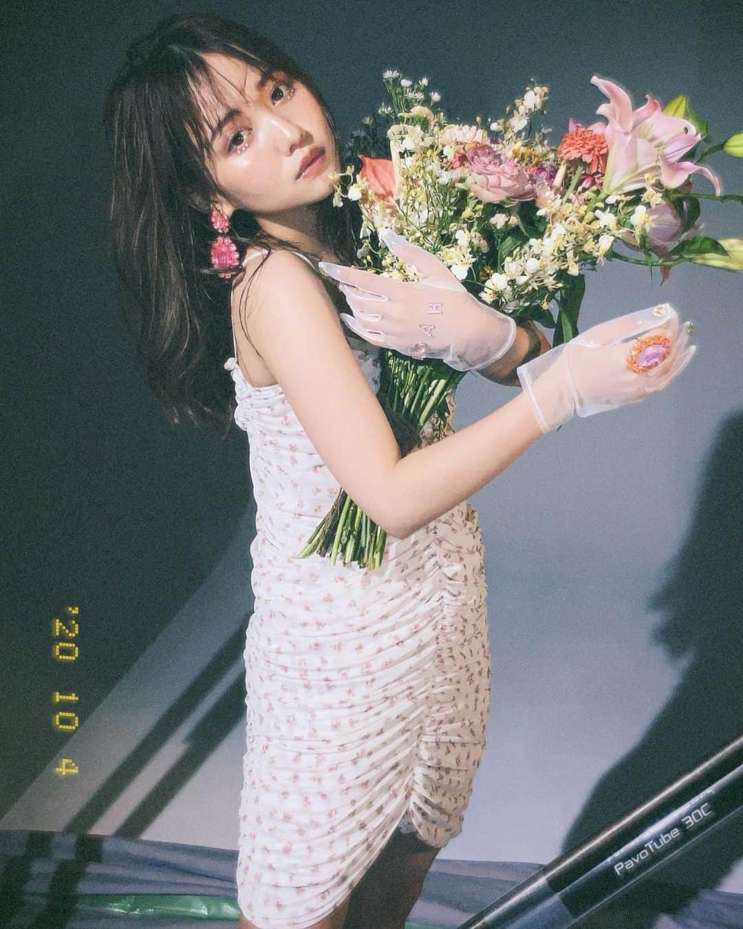 高橋有紀のインスタグラム：「ノアちゃんのフォトスタイルブック #sugarsick ついに明日発売です！ まだ私も本を手にしていませんが、今までとはまた全然違うめちゃくちゃ可愛いノアちゃんが沢山見れると思います！ 私のメイクが好きといってくれる方も、スタイルブックでここまでないって位色んなメイクをしているので買って見てもらえたらと思います！ 衣装もいろーんな物をきて、写真もこれはオフショットなのでさらにさらに素敵なものになっています！ 撮影楽しかったな〜 この時期も忙しい時期で毎朝大変だったはずなのに、弱音も一度も聞いたことないくらい表には見せない頑張り屋さんで、強そうでいて儚いノアちゃん。コラムもあるみたいなので、ノアちゃんの言葉も楽しみですね。 私も皆様と同じで楽しみです！ 沢山の方に届きますように！！ #osakana_yuki」