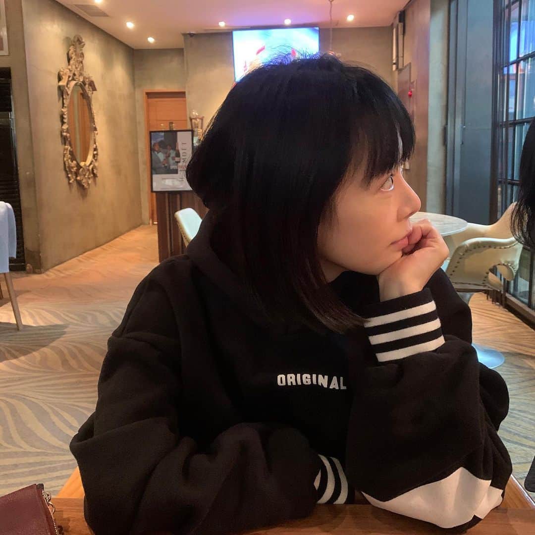 シン・ジスのインスタグラム：「클럽하우스 너무 시끄러워 삭제완료 남의말 듣는것도 관심없고 말하는건 더 관심없는 나와는 맞지 않아 제거해버림 역시 난 텍스트요정 힌트를 드리자면 전 전화를 받지않습니다 #콜포비아」