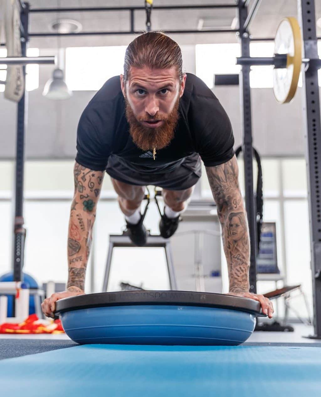 セルヒオ・ラモスさんのインスタグラム写真 - (セルヒオ・ラモスInstagram)「🤜 EQUILIBRIO / BALANCE 🤛 #HalaMadrid」2月16日 23時48分 - sergioramos