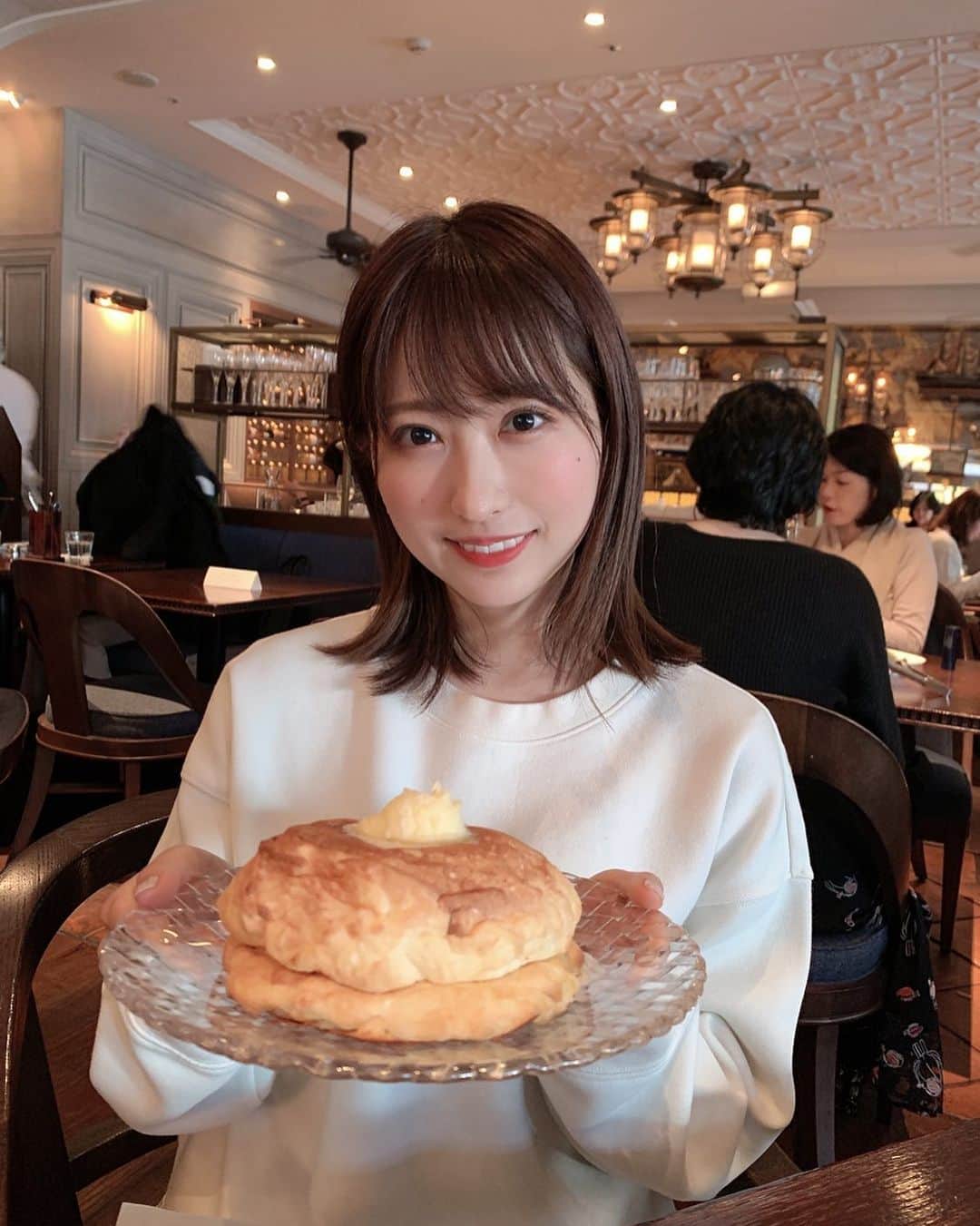 小桃音まいのインスタグラム：「ずっと行きたかった. 6th by oriental Hotel へ行ってきました❤︎. . ホットケーキのキャラメルソース掛け 最高です、、、！. . 週に4回は食べたいおいしさでした🥰. .」