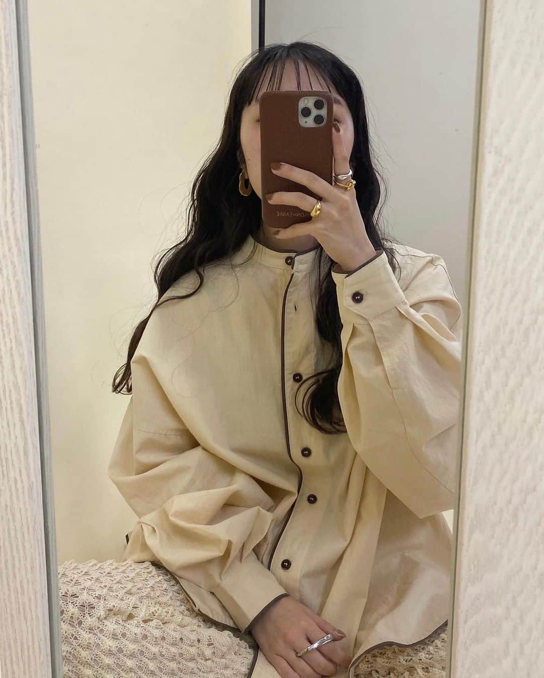 kannnaのインスタグラム：「大好評コーデ🤍🤍 可愛い〜絶対二色買う🤘🏼 どっちも可愛すぎる〜！ オリジナルです！  19日の22:00から販売です〜っ 2枚目どっちが私でしょうか？♡笑 #cowcowポーズ」