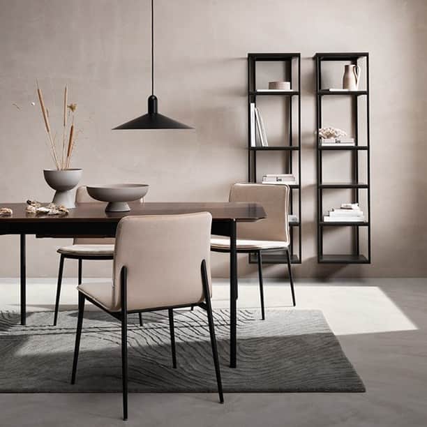 BoConceptさんのインスタグラム写真 - (BoConceptInstagram)「ANY STYLE AS LONG AS IT’S YOURS. Meet our new compact-sized Augusta table.  The design features organic curves, an exposed frame with aluminium details and a butterfly extension leaf. It can be ordered with an oak veneer or dark marble ceramic table top.   Take a closer look through link in bio.  #boconcept #liveekstraordinaer #newcapsulecollection21 #danishdesign #diningroom #diningtable #homeinspo #interiordesign」2月16日 23時51分 - boconcept_official