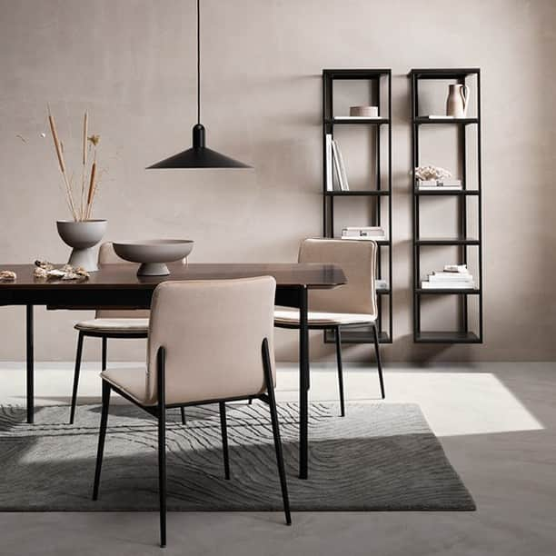 BoConceptのインスタグラム：「ANY STYLE AS LONG AS IT’S YOURS. Meet our new compact-sized Augusta table.  The design features organic curves, an exposed frame with aluminium details and a butterfly extension leaf. It can be ordered with an oak veneer or dark marble ceramic table top.   Take a closer look through link in bio.  #boconcept #liveekstraordinaer #newcapsulecollection21 #danishdesign #diningroom #diningtable #homeinspo #interiordesign」