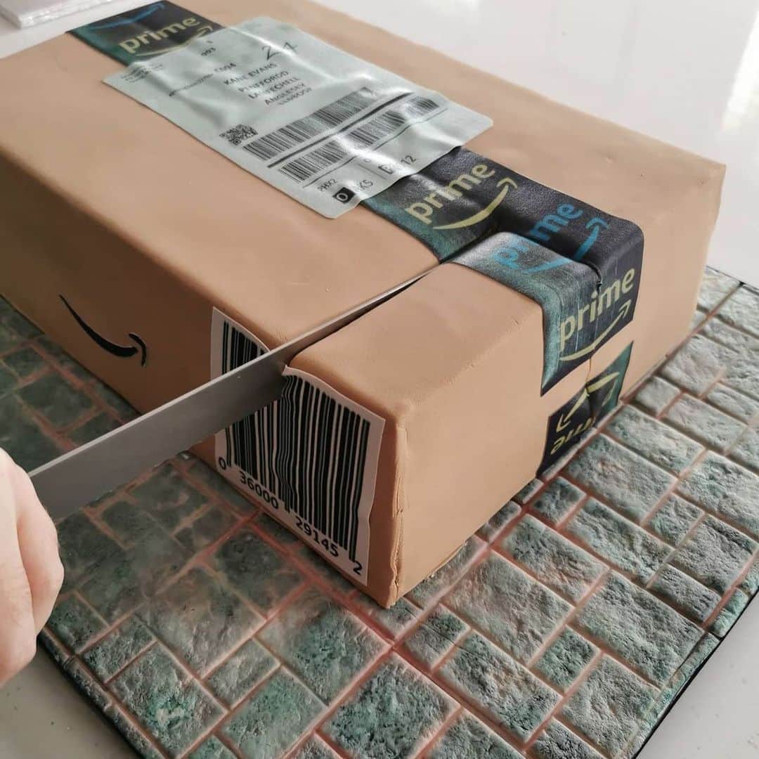 Amazonのインスタグラム：「Wait, that’s not really an Amazon 📦?! This fooled even us! 😉 This 🎂 from @ninascakecabin is brilliant.」