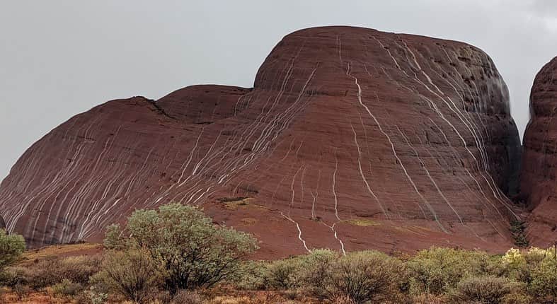 ヒュー・ジャックマンさんのインスタグラム写真 - (ヒュー・ジャックマンInstagram)「After the rain. Photos by Peter Wilson. #Uluru」2月16日 23時56分 - thehughjackman