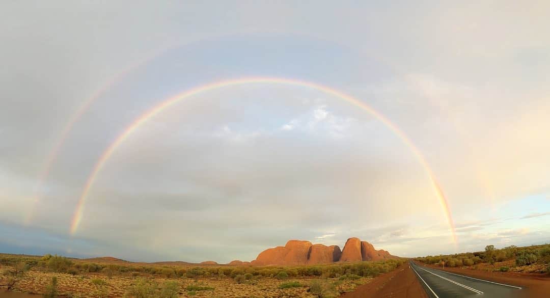 ヒュー・ジャックマンのインスタグラム：「After the rain. Photos by Peter Wilson. #Uluru」
