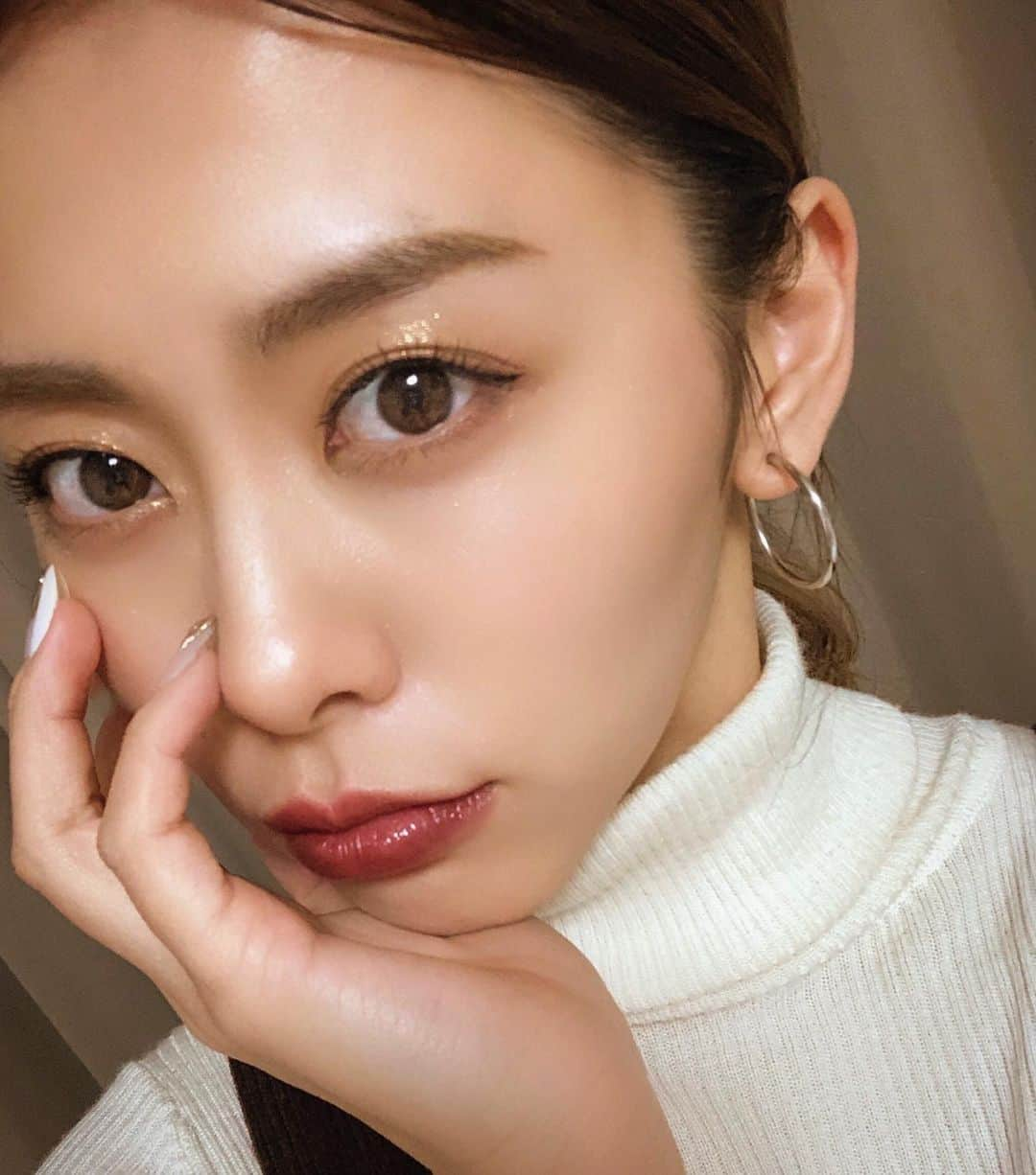 山川 二千翔のインスタグラム：「新調したリップいい感じ💄 #CHANEL #シャネル #発色もいいけど香りもいい #気分上がるよよよよ #濃いめの赤ティントと #ブラウンリップ重ね塗りすると #神 #単体で使っても #神 #メイクも楽しくなるねねね #この勢いになって #ダイエットはじめちゃおおお #今すんごいラーメンたべたいけど #明日のお昼食べようかな #明日のお昼はラーメン予定 #予定は未定 #明日オムライス食べたくなってるかもしれない #知らんけど #やっぱり久々にタグつけたけど #意味無さすぎ #タグ分×3 #腹筋背筋腕立てセット  #やろうかな #そしたら多分今後一切タグ付けなくなるの目に見えてる #決めてやった試しない #アイドルの時ぐらい頑張ってたのは #自由に生きようね」