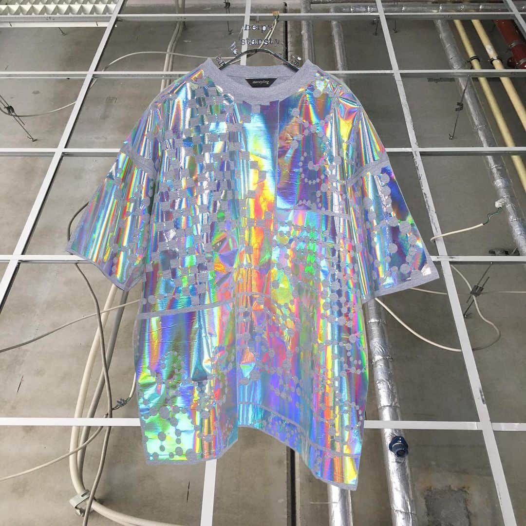スタースタイリングのインスタグラム：「Holographic bigshirt.... to complete your disco at home...🚀🍻🕺🏼 #holographic #disco #discoathome #bigshirt #starstyling」