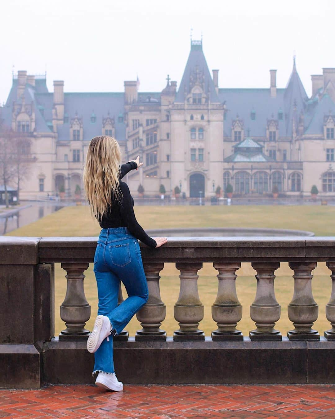 サシャ・カリスのインスタグラム：「Made it to Asheville yesterday and took a tour of the @biltmoreestate  Even though it was pouring rain ☔️ and freezing cold ❄️ we had the best time! ✨ We’ll be exploring Downtown Asheville today, near our hotel @windsorboutiquehotelavl  Any recommendations or must sees?」