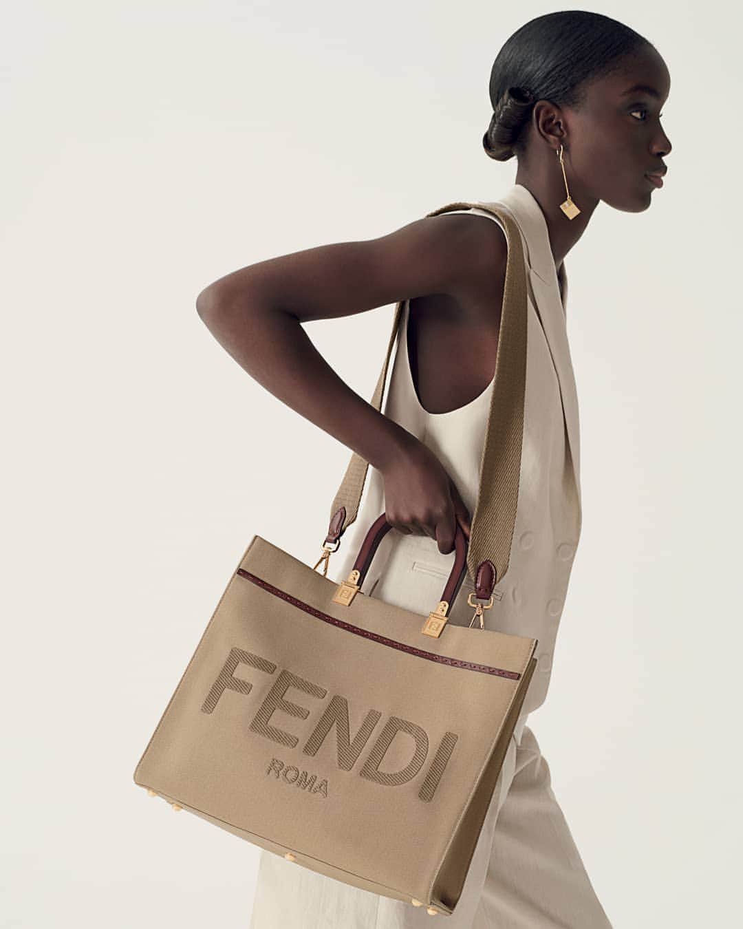 Fendiのインスタグラム：「Set your sights on the #FendiSS21 hero styles, such as this unique version of the Sunshine Shopper – a celebration of the signature #Fendi craftsmanship, updated in a new seasonal finish.  Photographer: @brunostaub Stylist: @giovannidariolaudicina Models: Maty Fall, Maggie Cheng, Alex Andrews and Vilma Sjoberg」
