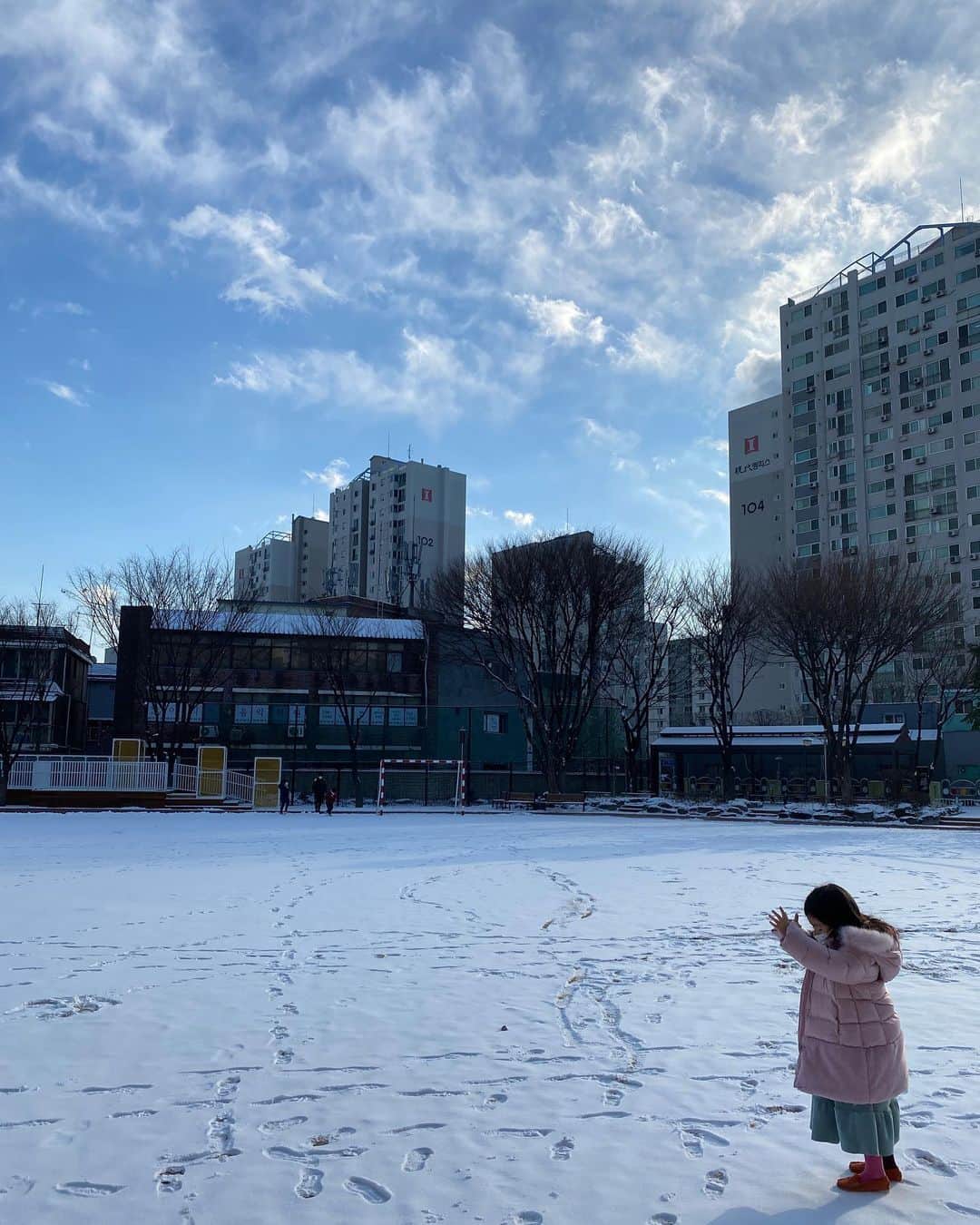 パク・タミのインスタグラム：「- 주하는 나한테 편지를 수시로 줘요. 시완이도 그랬는데, 언젠가부터 뜸해지면서 편지아닌 반성문을 더 많이 쓰고 있다는 슬픈 이야기와 함께  엄마 녹이는 오늘 주하의 달달이 편지  “엄마, 사랑해주셔서 감사해요.” "엄마, 항상 제 곁에 있어주세요”  "엄마 사랑해요. 엄마가 빨래할때도 요리할때도 그리고 청소할때도 사랑해요."  주하가 엄마께   고마워 주하야 근데. . . #엄마왜계속일해? #빨래요리청소. . . . . 🙄」