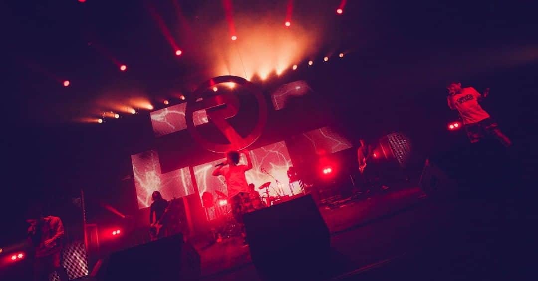 ORANGE RANGEのインスタグラム：「2013年に渋谷公会堂で行われた『ORANGE RANGE LIVE TOUR 013 〜spark〜』より、「#オボロナアゲハ」の #レンジのライブ 映像公開🎬  軽快で骨太なリズム隊の重厚なビートに乗って、キテレツなワードからラストに向かって摩訶不思議な一体感が生まれるアッパー・チューン🦋 https://youtu.be/Lgp-4Mige2I  🍊#ORANGERANGE Haisai🍊 #dTV ほか主要配信サイトおよび各サブスクリプションサービスでも配信開始🎧 https://jvcmusic.lnk.to/ORANGERANGE @orangerange_official」