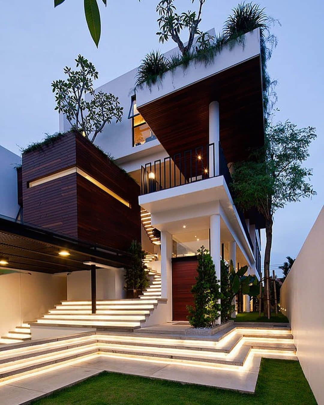 Architecture - Housesのインスタグラム：「⁣ House at crowhurst drive ⤵️⁣⁣ ⁣ When lighting is part of the design, the result is as spectacular as this house in Singapore.⁣ ⁣ The play of light both inside and outside fits perfectly with the elegance of the combination of white and wood, creating open and spacious rooms. Double tap if you like it ❤️❤️⁣ _____⁣⁣⁣⁣⁣⁣⁣⁣⁣⁣⁣ 📐  Makk Architects⁣ 📍Singapur⁣ #archidesignhome⁣⁣⁣⁣⁣⁣⁣ _____⁣⁣⁣⁣⁣⁣⁣⁣⁣⁣⁣ #design #architecture #architect #arquitectura #luxury #architettura #archilovers ‎#architecturephotography #amazingarchitecture⁣ #lookingup_architecture #artdepartment #architecturallighting #house #archimodel #architecture_addicted #architecturedaily #arqlovers #Singapur」