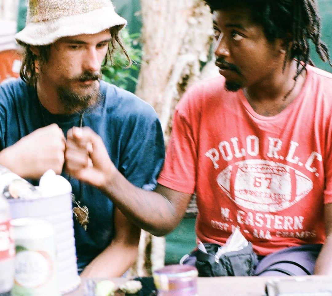 Joe Ideのインスタグラム：「Hippie & Rasta 🌈🔥 またみんなと会いたいなー！ でも今年も海外にふらーっと 行くには大変そう🌪 早く終息しますように🙏 、 、 、 、 、 、 、 、 、 、 、  #マクラメ#マクラメジュエリー#macrame #macramejewelry#天然石#ハンドメイド #フィルム写真#フィルム#ハンドメイドアクセサリー」