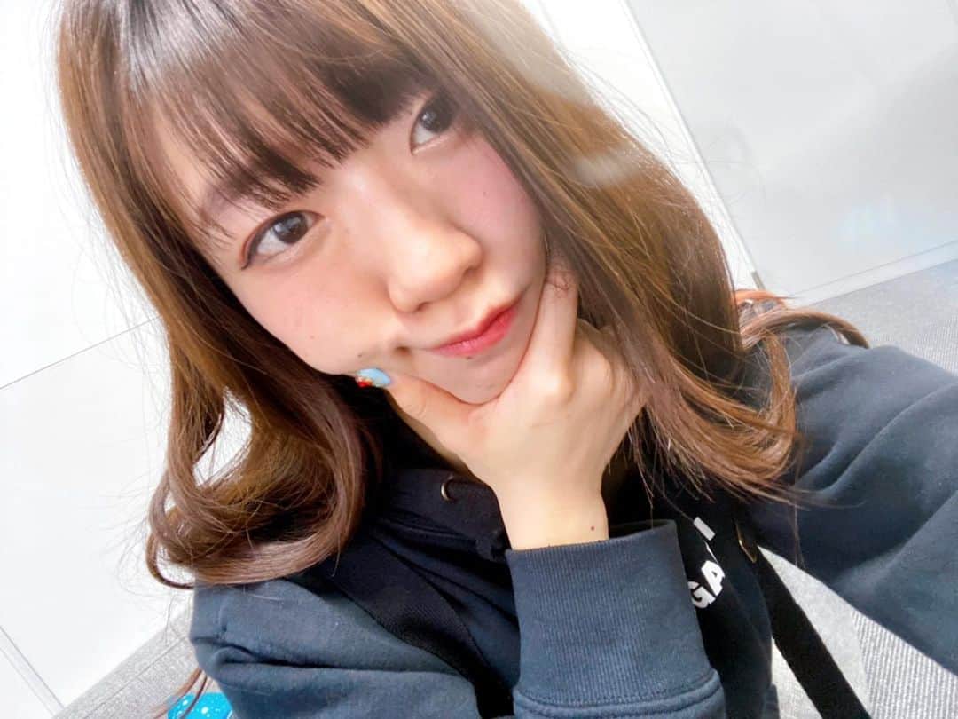 ぱいぱいでか美のインスタグラム：「デート服ってなんや . 今月の受注チェキの衣装テーマが 「バレンタインデート服」なんだけど 自分で設定しといてデート服ってなんだよwってなってる😂 昨日アンケート取ったらワンピースとかニットとか！ なるほどね！明日探そっと！ 普段はご覧の通りパーカーとかカジュアルなのが多いのと 誰かの趣味に合わせて服着ることが全然ないので 本当にアンケート参考になりました🙏🏻🙏🏻🙏🏻笑 受注チェキの受付期間は木曜日までです！ ハイライトにリンクあります〜 . #デート服 #なんぞ #ぱいぱいでか美 #でか美ちゃん」