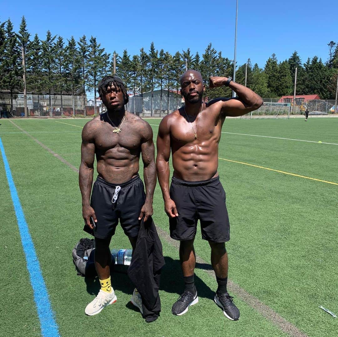 ネイト・ロビンソンのインスタグラム：「Happy 30th bday to my baby bro @k1ngd8vid dirty 30 #teamrobinson y’all wish my buff ass little bro a happy bday」