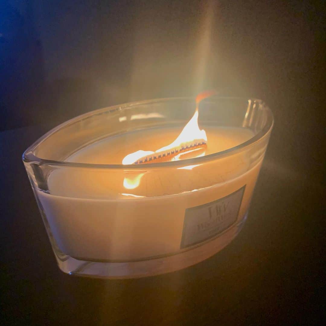 田村真子さんのインスタグラム写真 - (田村真子Instagram)「.  🕯 お気に入りのキャンドル 香りはもちろんですが、蝋燭の芯が木のチップになっているので燃える音が聞こえるんです😌 リラックス効果抜群 癒しの時間です。  #woodwick  #candle」2月17日 0時14分 - tamura_mako_