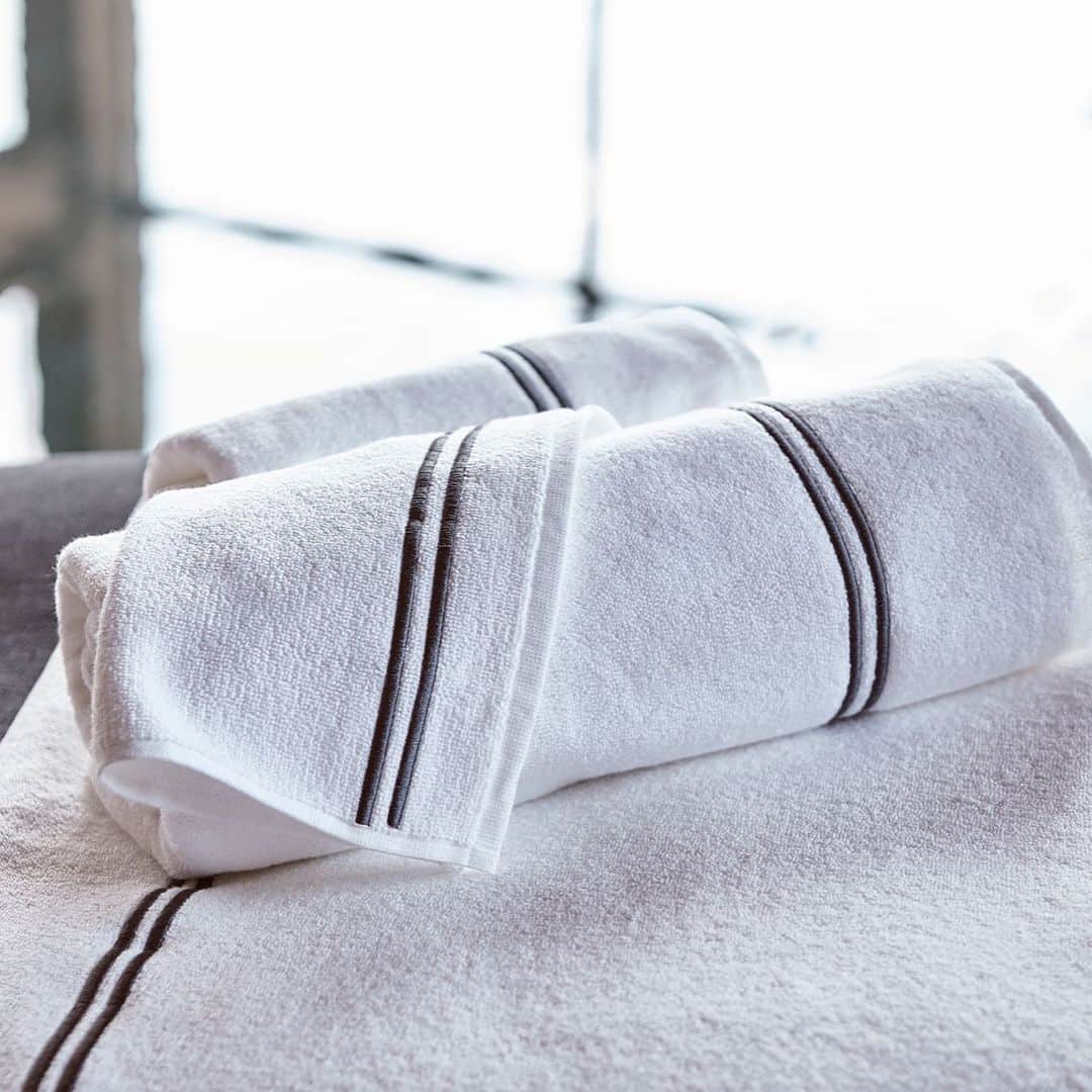 フレッテさんのインスタグラム写真 - (フレッテInstagram)「Relaxation essentials include Hotel Classic bath linens, whether poolside or seaside.   #frette」2月17日 0時17分 - fretteofficial