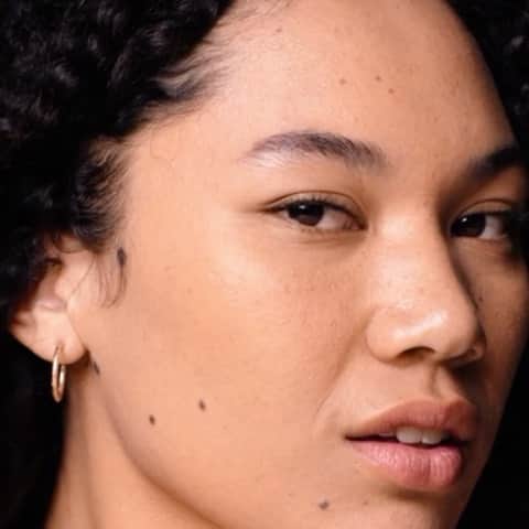 Revlonのインスタグラム：「We're pretty amped about the undetectable coverage of #ColorStay Light Cover Foundation, which was formulated in a range of shades that are designed to adapt to your skin tone.   Spread the no-makeup makeup word by tagging a friend!  Shades shown on models (in order):  - Caramel (440) - Porcelain (130) - Mocha (550)」