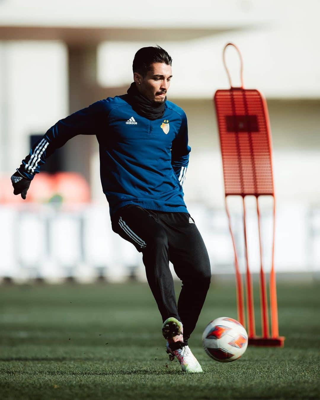 FCバーゼルさんのインスタグラム写真 - (FCバーゼルInstagram)「⚽ Abschlusstraining ✅ 👋🏼 1. Training der Neuzugänge ✅ #FCBasel1893 #zämmestark」2月17日 0時24分 - fcbasel1893