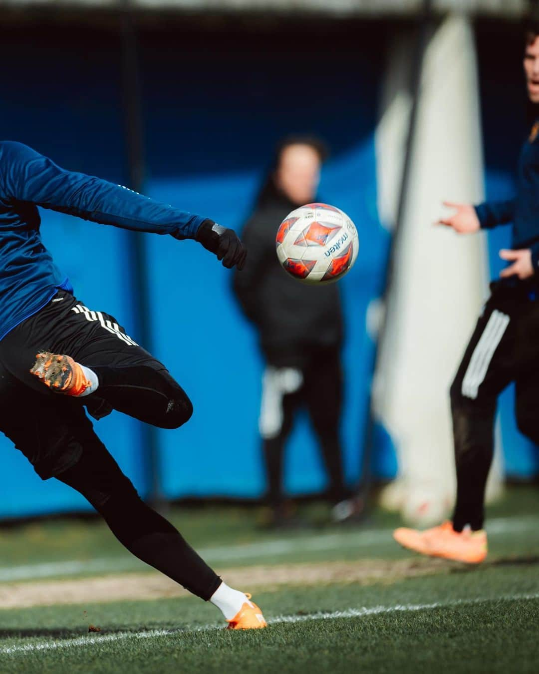 FCバーゼルさんのインスタグラム写真 - (FCバーゼルInstagram)「⚽ Abschlusstraining ✅ 👋🏼 1. Training der Neuzugänge ✅ #FCBasel1893 #zämmestark」2月17日 0時24分 - fcbasel1893