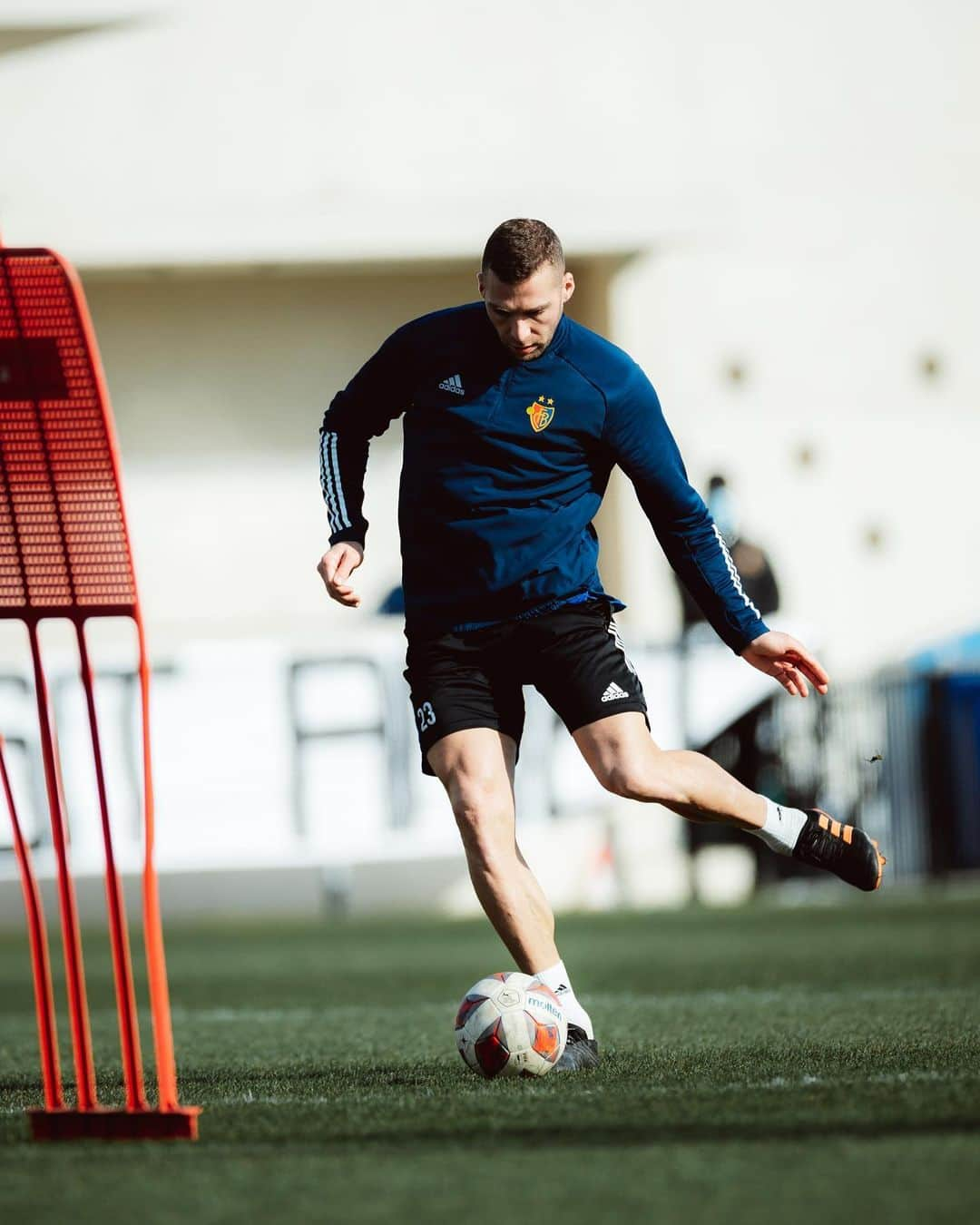 FCバーゼルさんのインスタグラム写真 - (FCバーゼルInstagram)「⚽ Abschlusstraining ✅ 👋🏼 1. Training der Neuzugänge ✅ #FCBasel1893 #zämmestark」2月17日 0時24分 - fcbasel1893