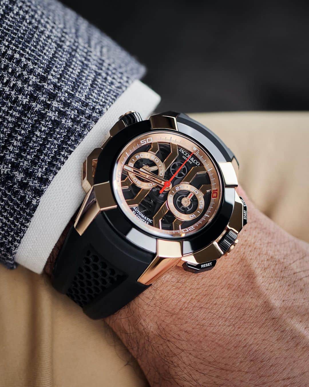 Daily Watchさんのインスタグラム写真 - (Daily WatchInstagram)「The spectacular @Jacobandco Epic x Chrono with 18ct rose gold case, exclusive JCAA05 self-winding and partially skeletonized caliber with a column-wheel operated chronograph, revealed by a smoked, semi-transparent sapphire crystal dial and case-back. The chronograph pushers as well as the crowns at 3 and 10 o'clock are crafted from a single block of ceramic for ever-lasting sheen and a superb tactile feel 🔥 #Jacobandco」2月17日 0時29分 - dailywatch