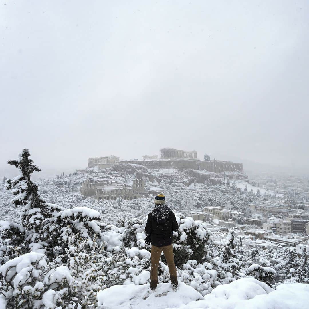 AFP通信さんのインスタグラム写真 - (AFP通信Instagram)「AFP Photo 📷 @aris.messinis - The Parthenon temple atop the Athenian Acropolis hill is pictured during heavy snowfalls in Athens on February 16, 2021.⁣ .⁣ The cold snap dubbed "Medea" after the mythical Greek sorceress of the Argonauts brought the most snow to the Greek capital in over a decade, experts said.⁣ .⁣ A maximum low of minus 19 degrees Celsius was recorded in the nortwestern city of Florina.⁣ .⁣ The rare phenomenon prompted authorities to cancel all coronavirus vaccinations planned in the capital for the day.  . #snow #snowfall」2月17日 0時30分 - afpphoto