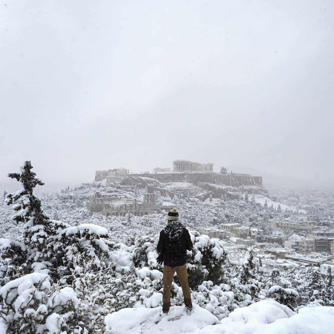 のインスタグラム：「AFP Photo 📷 @aris.messinis - The Parthenon temple atop the Athenian Acropolis hill is pictured during heavy snowfalls in Athens on February 16, 2021.⁣ .⁣ The cold snap dubbed "Medea" after the mythical Greek sorceress of the Argonauts brought the most snow to the Greek capital in over a decade, experts said.⁣ .⁣ A maximum low of minus 19 degrees Celsius was recorded in the nortwestern city of Florina.⁣ .⁣ The rare phenomenon prompted authorities to cancel all coronavirus vaccinations planned in the capital for the day.  . #snow #snowfall」