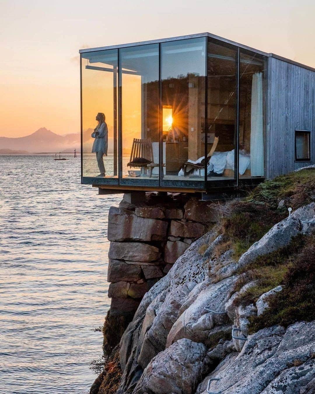 Discover Earthさんのインスタグラム写真 - (Discover EarthInstagram)「Who would you wake up here with? ☀️  Manshausen is a 55-acre private island far above the Arctic Circle in Norway and can only be accessed by boat. The cabins hang over the edge of the water giving you spectacular views of the sea and mountains.   #discovernorway🇳🇴 with 1 @hilvees 2 @somewheretotravel 3 @annkristinm 4 @adrien.giret  . . . .  #norway  #norge  #visitnorway ​  #mittnorge  #ilovenorway  #utno  #bestofnorway ​#lofote  #dreamchasersnorway  #landscapesofnorway ​#oslov  #ig_norway  #fjord  #paradise  #island  #islandlife #architecture  #ocean  #honeymoon ​#paraiso  #earthlandscape  #destinationearth  #fantastic_earthpix ​」2月17日 0時30分 - discoverearth