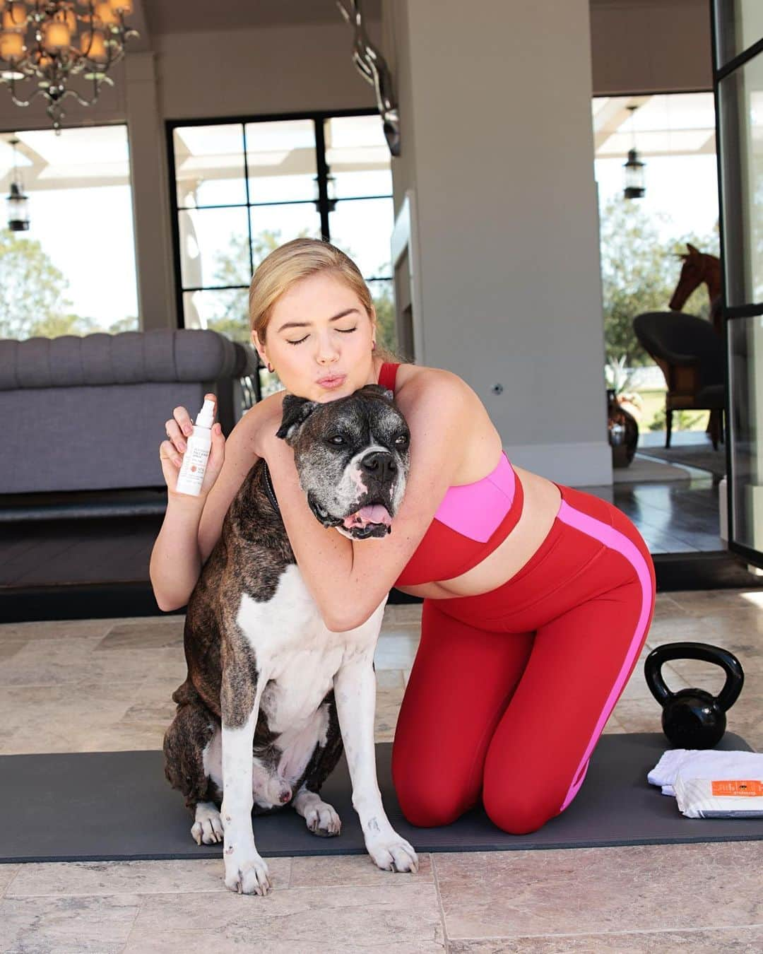 ケイト・アプトンさんのインスタグラム写真 - (ケイト・アプトンInstagram)「My favorite post-workout refresher is spraying this face & body rose spray by #foundactive 🙌🏻 (Harley approves!)」2月17日 0時46分 - kateupton