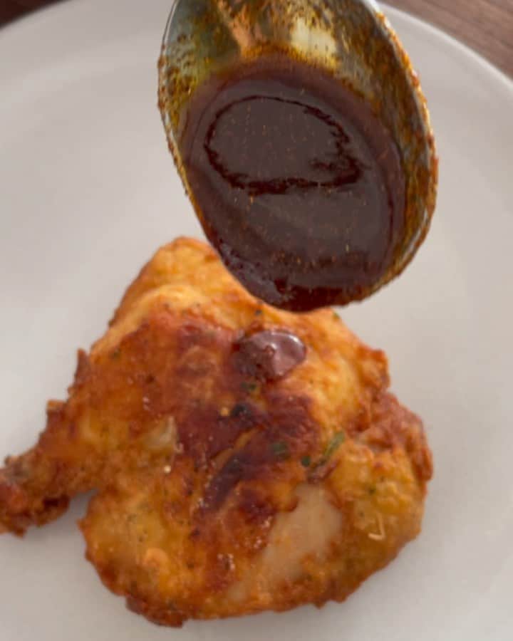 ミンカ・ケリーのインスタグラム：「Spicy fried chicken lessons with my beloved @ktchnla. The trick? Sous vide before you fry for the juuuuiciest chicken you’ll ever have.」