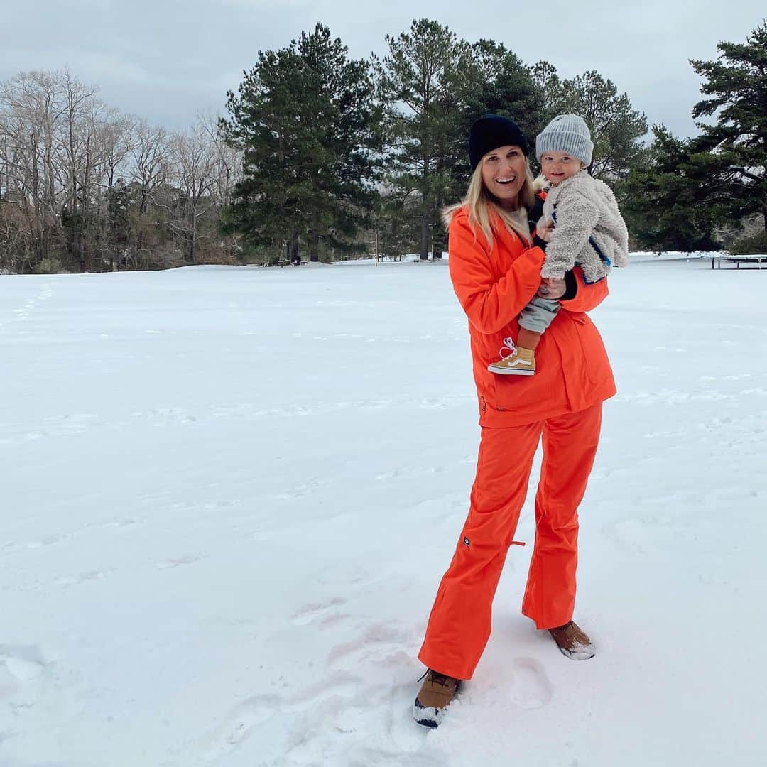 コリー・ロバートソンのインスタグラム：「That smile says it all! We’re loving our little winter wonderland ❄️ Also I just got this new ski suit and never dreamed I’d be wearing it in Louisiana, but I’m pretty happy about it🤗   Praying for those without power, and those who this winter storm has caused hardship. Check in with your neighbor today! Stay safe, cozy and warm!」