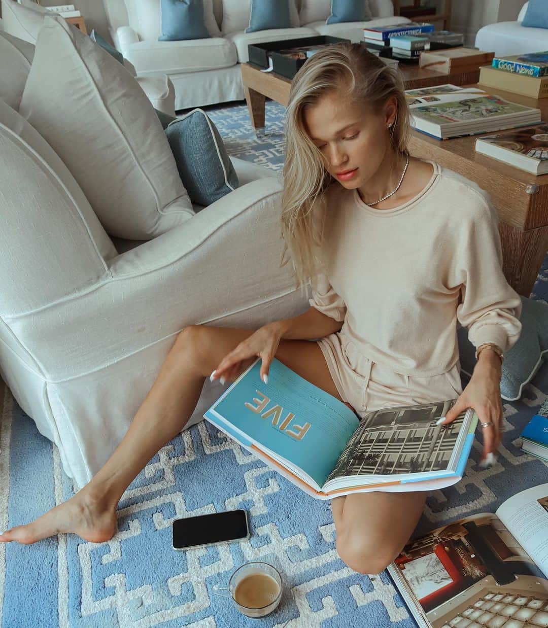 ヴィタ・シドルキナのインスタグラム：「Does anyone else get that late winter/early spring fever that makes them want to reorganize their whole house?🙋‍♀️🙋‍♀️🙋‍♀️  So I’m dedicating this week to giving my house some love. And it needs it—I may or may not still have Christmas decorations up? (#guiltyascharged)   Here’s some of my tips I use when organizing: 1)​Haven’t used it in a year? Throw it out or give it away!🗑 2)​Put on some fun music to dance to, or a podcast to learn from while I work!🎶 3)​Organized house = Organized mind😌 Let me know—what’s the hardest part of your house to organize? Anyone else keep their Christmas ornaments out way too long?🤣🤷🏼‍♀️  #tuesdayfeelslikemonday  #organizedhome #organizingtips」
