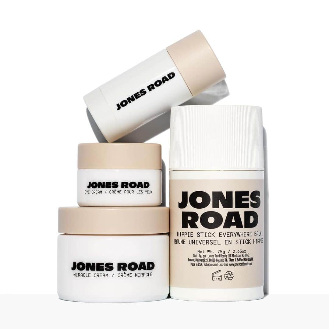 のインスタグラム：「I’ve never been good at keeping a secret — we had an exclusive with @voguemagazine (head to my stories to check it out) so it was worth the wait. I’m so excited to announce @jonesroadbeauty’s newest launch, this 4-piece collection of skincare. These formulas are simple but thoughtful and use clean ingredients to properly hydrate the skin. I hope you love them as much as I do, especially while winter skin is at full force. Join me live at 3PM EST today for more info, tips and tricks, and to answer all your questions.」