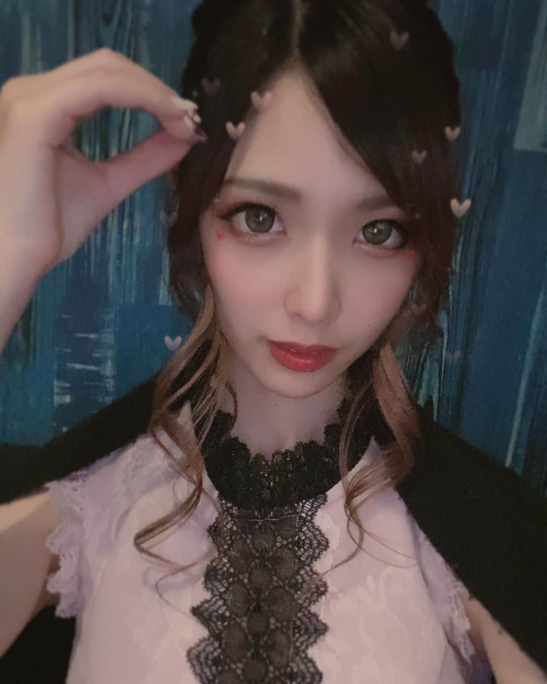 矢澤あづなさんのインスタグラム写真 - (矢澤あづなInstagram)「前髪分けると大人？💭  #あづぐらむ #みんカラ #みんカラカラコン #robedefleurs #japanesegirl #selfie #lalatulle」2月17日 0時49分 - adugram_