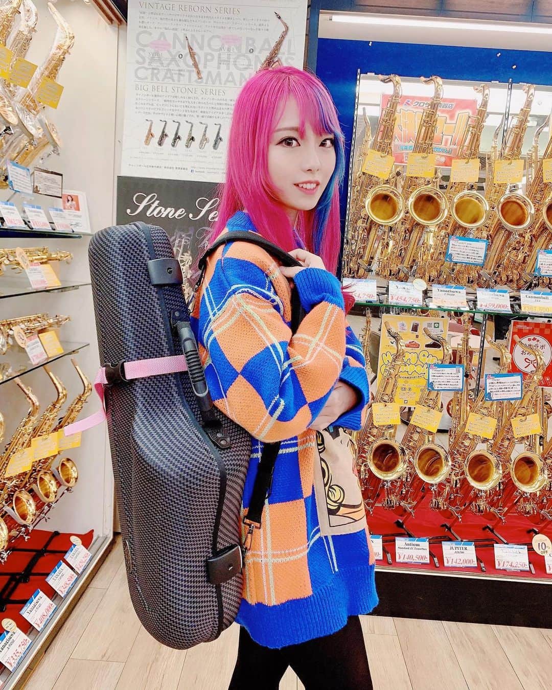ユッコ・ミラーのインスタグラム：「Hey guys💗 I went to Saxophone-Labo. I got a new case. ・ サキラボに行ってきたよん🎷 新しいサックスケースGet💗 ・ ・ #ユッコミラー #サックス #yuccomiller #유코밀러 #saxophone #sax #saxophoneplayer  #saxophonist #색소폰 #femalesaxophonist  #femalesaxplayer  #jazz #YouTube #YouTuber #pinkhair」