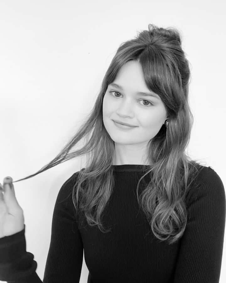 マラ・ロザックのインスタグラム：「🖤I’ll take a 1/2 up top knot any day. Whatta ya say? ;) Could it be a cuter look? @ciarabravo I think not! 🤍」