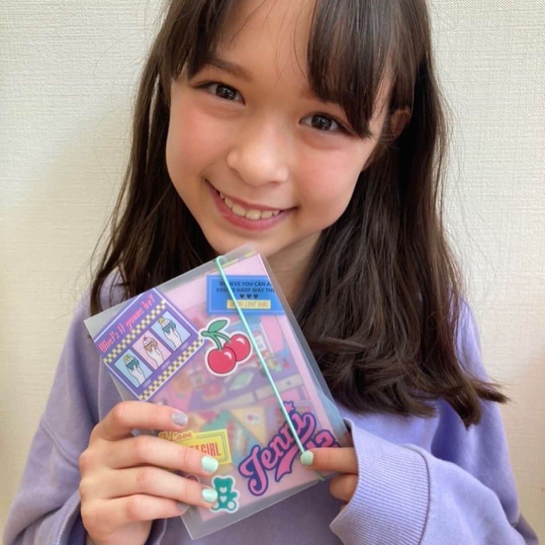 ニコ☆プチのインスタグラム：「ハルハのふろくの使い方😽 お洒落にかざってる〜！🍒  皆さんじしゅく中はどう過ごしています？ 手帳を欲しいと思ってたから嬉しい😍 出かけられないので今日は本を借りに行くよ！　 早く予定いっぱい書き込みたいな★  #ニコプチ #ニコプチふろく #プチモのふろくの使い方  #ニコプチふろくのある生活  #ジェニィラブ #jennilove #ふろく #星名ハルハ」