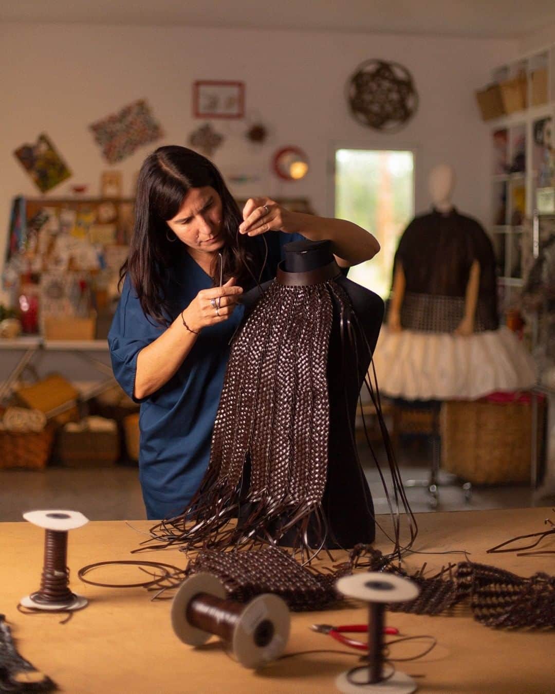 Loeweさんのインスタグラム写真 - (LoeweInstagram)「Our long-time collaborator and textile artisan Idoia Cuesta, whose leather basket weaving is featured on one-off creations for LOEWE Spring Summer 2021, is photographed at her studio in Galicia.  We have previously worked with Idoia on projects including our exhibition at Salone Del Mobile in 2019 and the LOEWE Spring Summer 2021 men's collection.  See the full collection on loewe.com  #LOEWE #LOEWESS21」2月16日 16時00分 - loewe