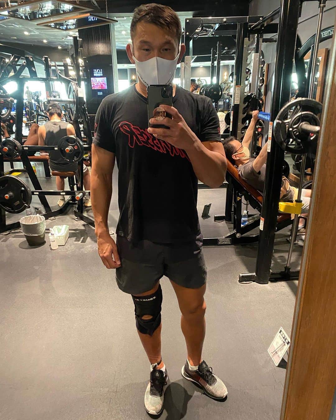 ストラッサー起一のインスタグラム：「最近東京でスポーツジムに入会。 筋肉に刺激入れるしかやらんけど継続してやって行こうと思います。 後2月20日までにYouTubeチャンネル登録者数1万人目指してやってます。 皆さん良かったら応援して下さい。 以下からYouTubeに飛べます⬇️ @kiichi_kunimoto   #現在8580人 #残り1440人 #残り5日 #YouTubeチャンネル登録」