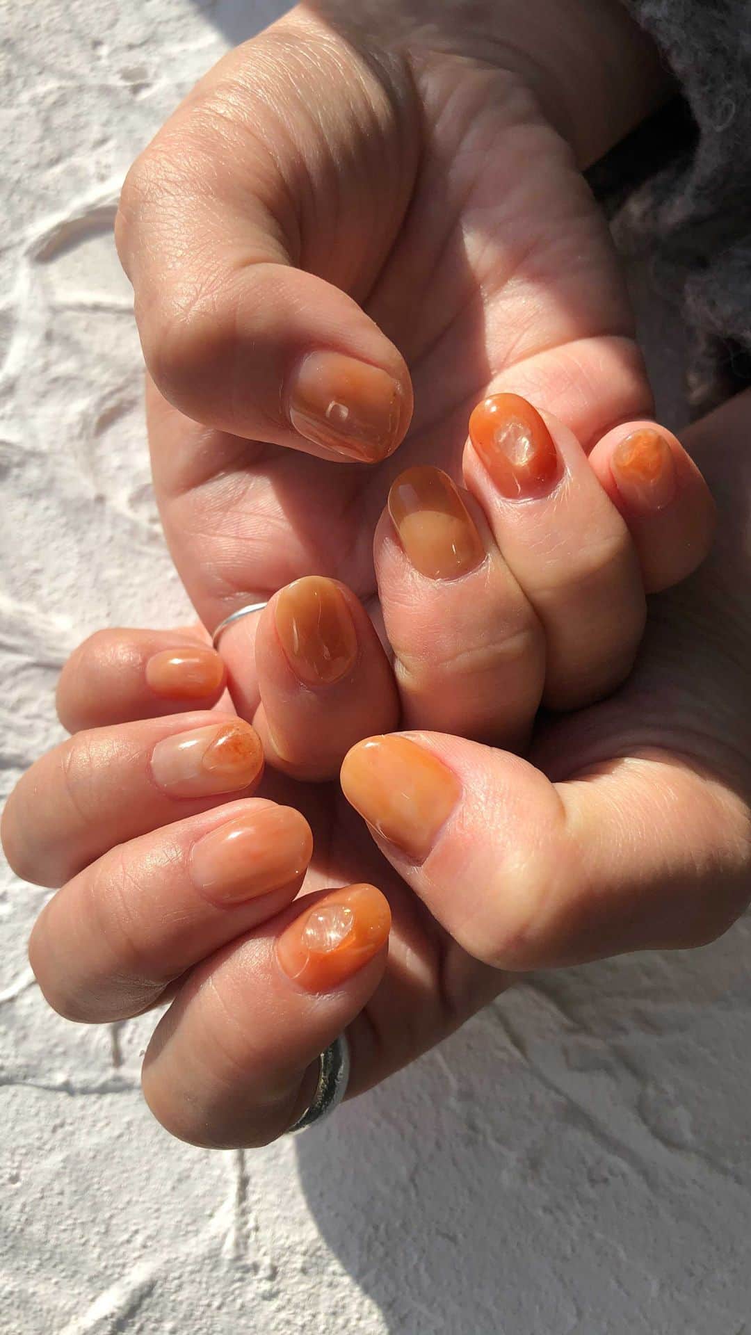 北岡りえのインスタグラム：「🍊🧡 @_coma.nail   🚪　@maisonatelier__   #orangenails  #橙色  #春ネイル  #nuancenail  #shortnails  #ミラーネイル  #bronzenails」