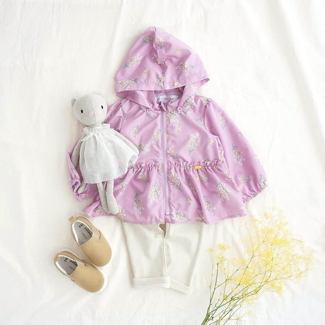 かわいいベビー服・子供服Babychuさんのインスタグラム写真 - (かわいいベビー服・子供服BabychuInstagram)「【お天気良くても春の風は強い🌀新作ウィンドブレーカーめちゃ売れです😘🌱】 . 男の子も女の子も👦👧いまマストバイは、ウィンドブレーカー💕 . 次回の再入荷は難しいので💦今のうちにGETしてね❣ . . 🍀＜撥水・花粉ガード＞配色ウィンドブレーカー カラー：ブルー/オレンジ サイズ：80/90/100/110 プライス： 1,900円+tax . . 🌼裾フレア♪花柄ウィンドブレーカー カラー：イエロー/ラベンダー サイズ：80/90/100/110 プライス：2,900円+tax . . 通園・通学用にもオススメ🤗 プロフィール欄のURLから、今すぐべびちゅHPへGO💨 . . 🌈今なら❣べびちゅのキャンペーンいっぱいでおトク♪ . ①お買い物キャンペーン開催中！ . 期間中にお買い物してくれた会員さまは💕 ✨来月開催のシークレットセール✨に先行ご招待👏 . ご購入アイテムは何でもOK🙆‍♀️ログインしてお買い物してね❤️ . 🧚‍♀条件 2月15日（火）〜2月25日（木）の期間中に、べびちゅでお買い物してくれた会員さま . 🧚‍♀ご招待方法 べびちゅのメールマガジンを受け取っている方が対象です。 シークレットセール開催日の朝、会員登録いただいたメールアドレス宛に招待メールをお送りします📩 . 🚨ご注意！ メールが届くように、必ず@babychu.jpのドメインを許可しておいて下さいね。 べびちゅのメルマガも、必ず「お得なメールの購読：可」にしておいて下さい！ 毎日配信のべびちゅのメールマガジンが届いていればOK👍 . ⏰シークレットセールは３月開催！日時はヒミツです☆どうぞお楽しみに！ . . ②全員プレゼントキャンペーン開催中！  期間限定❣️べびちゅでお買い物すれば、全員もらえちゃうキャンペーン💝 販売中の♪大人気「日本製★こどもマスク」（800円相当）がもらえちゃう😊💕 . ⭐️条件 5,000円（税抜）以上ご購入のかた（アイテムは何でもOK） . 🚨購入時の備考欄に必ず、キーワード「マスク」とご入力ください！ . ⭐️内容 ３～８歳頃まで着用OK！ 現在販売中の大人気「日本製★こどもマスク」（800円相当）を１つプレゼント . ※ご購入いただいた商品と一緒にプレゼントをお届けします ※プレゼントは選べません . . ⏰全員プレゼントキャンペーンは、2月18日（木）23:59まで！ . . 紹介アイテム品番：WL-N24100 紹介アイテム品番：LT-S14151 . #ウィンドブレーカー #花粉対策 #花柄 #フレア #ウィンドブレーカー #ガールズアウター #newarrivals #新作 #春の新作 #べびちゅ #babychu #ig_kidsphoto #ig_babyphoto #かわいい #子供服 #ベビー服 #親バカ部 #女の子 #男の子 #娘 #息子 #赤ちゃん #ベビーコーデ #キッズコーデ #ベビーファッション #キッズファッション #出産祝い #baby #babychujp」2月16日 16時04分 - babychu2014