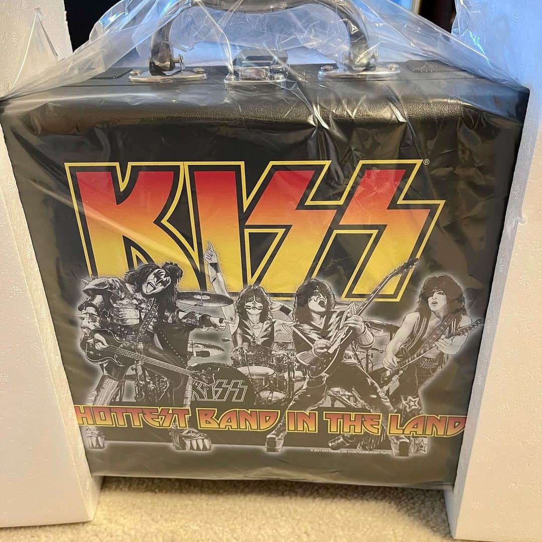 高嶋政宏のインスタグラム：「と、と、届いた❣️ KISSのポータブルレコードプレイヤー‼️ 小ちゃい内蔵スピーカーが想像以上にのセコい音❗️そこがまた、アナログ感を煽る😆 #masahirotakashima #髙嶋政宏　#kiss #portablerecordplayer #udoofficialshop事務局  #マニアにはたまらん！ #tokyo #japan」
