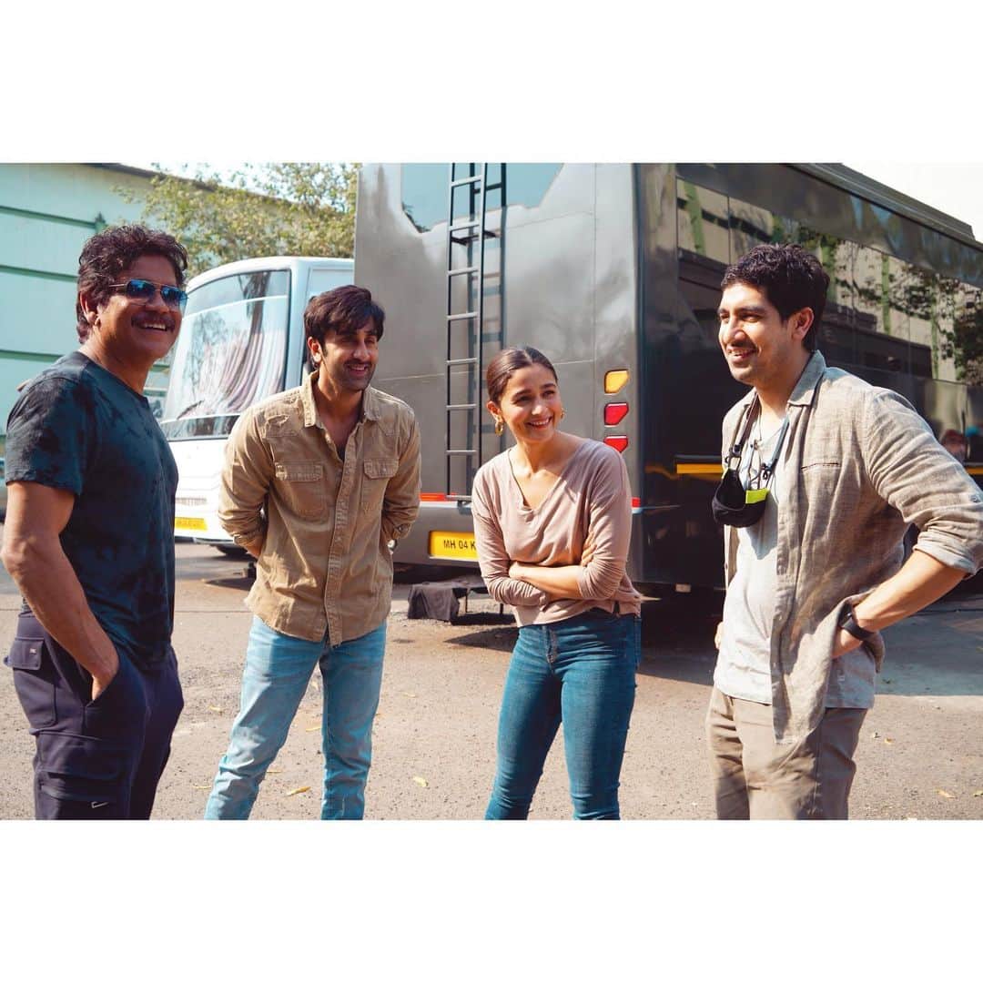 アリア・バットのインスタグラム：「& that's a wrap for Nagarjuna Sir on BRAHMASTRA! Thank you for the memories sir.. such an honour to work with you ♥️♥️  with the end of filming so near.. can’t help but look back on what a journey it has been so far on the film.. & the excitement of what lies ahead is another journey ALL TOGETHER.. 🔥🔥♥️♥️✨✨」